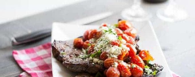 Стейк с лаймовым маринадом и запечёнными томатами